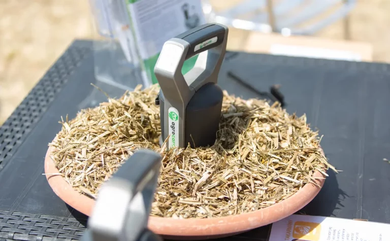 AgroCares scanner measuring a roughage sample on the sample tray