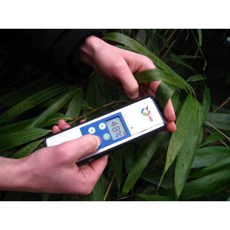 EARS miniPPM plant photosynthesis meter measuring a leaf