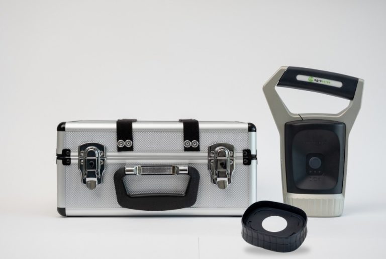 AgroCares Scanner F with aluminium case and calibration cap