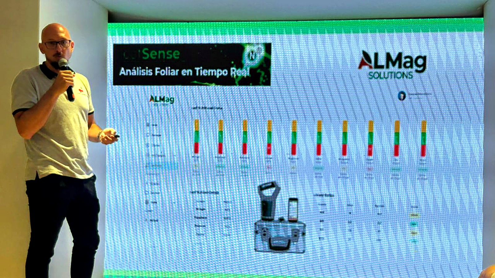 ALMag presenting real-time leaf analysis at Expoagro